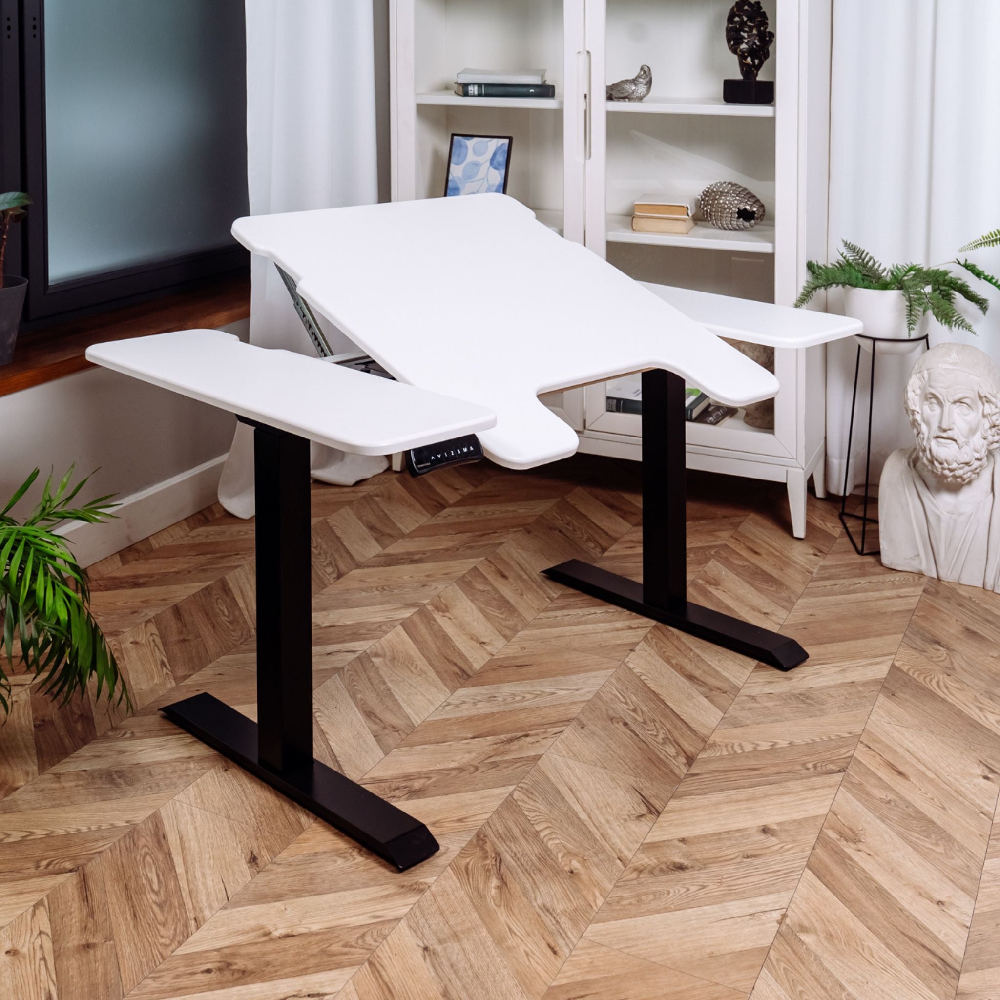 A table with a tilting tabletop BestFit